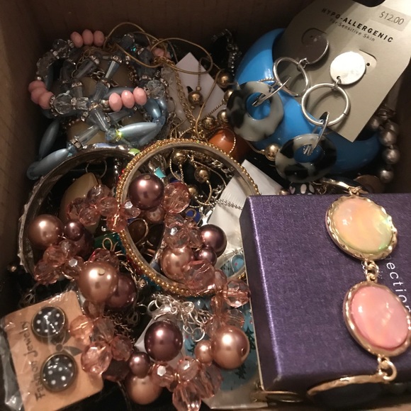 Jewelry - Mixed box of wearable jewelry